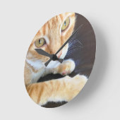 オレンジ猫のクローズアップ ラウンド壁時計 (傾斜)