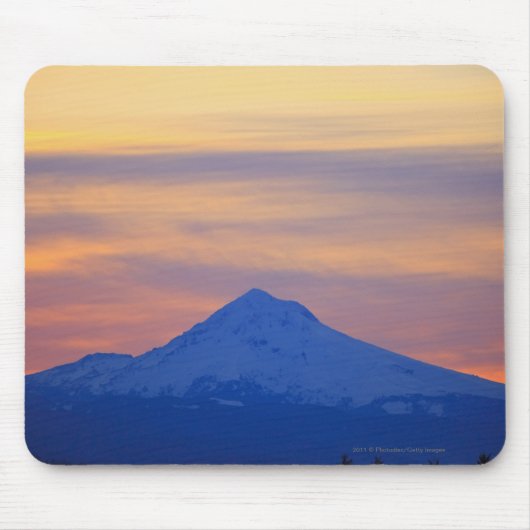 オレンジ空の雪によっておおわれる青い山 マウスパッド (正面)