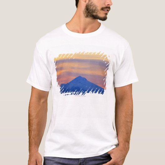 オレンジ空の雪によっておおわれる青い山 Tシャツ (正面)