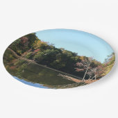 オレンジ紅葉及び青空の湖の反射 ペーパープレート (アングル)