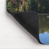 オレンジ紅葉及び青空の湖の反射 マウスパッド (コーナー)