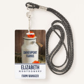 オレンジ素朴色の花付き白ミルクジュグ写真 バッジ (裏面ランヤード)