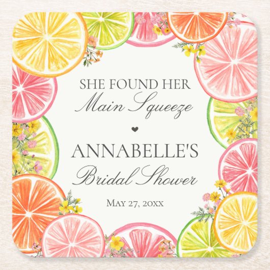 オレンジ色とピンクの花を添えたシトラス フラワーメインスクイーズ ブライダルシャワーテーブル スクエアペーパーコースター (正面)