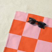 オレンジ色とピンク色のチェッカーボードパターン ビーチタオル (インサイチュ)
