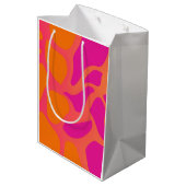オレンジ色とホットピンク色のグラデーショ祝ンのスタイル ミディアムペーパーバッグ (裏面アングル)