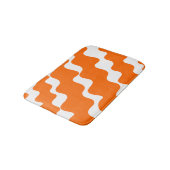 オレンジ色と白の斜め波パターン バスマット (アングル)