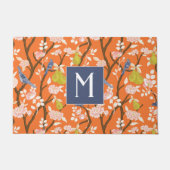 オレンジ色と青のチノワズリーの鳥のモノグラム ドアマット (正面)