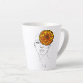 オレンジ色と黄色のマリーゴールドの華麗な一輪の花を描いた、10月生まれの誕生花のポートレートのカスタ カフェラテマグ (右アングル)