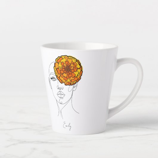 オレンジ色と黄色のマリーゴールドの華麗な一輪の花を描いた、10月生まれの誕生花のポートレートのカスタ カフェラテマグ (右)