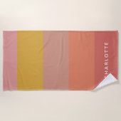 オレンジ色と黄色の暖かいストライプのジオメトリック名 ビーチタオル (正面)