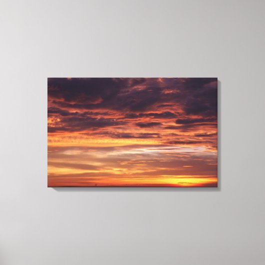 オレンジ色に輝く空の暗雲 キャンバスプリント (正面)