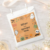 オレンジ色のかわいいハロウィーン1歳の誕生日 フェイバーバッグ (クリップ留めされた状態)