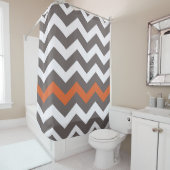 オレンジ色のアクセントで灰色のジグザグ シャワーカーテン (インサイチュ)