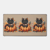 オレンジ色のカボチャの上の黒猫　秋の模様のクッションケット デスクマット (正面)