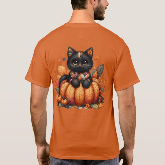 オレンジ色のカボチャの上の黒猫 秋の模様のクッションケット Tシャツ (裏面)