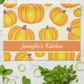 オレンジ色のカボチャ模様およびカスタム文字 キッチンタオル (折り畳み)