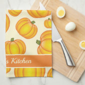 オレンジ色のカボチャ模様およびカスタム文字 キッチンタオル (四つ折り)