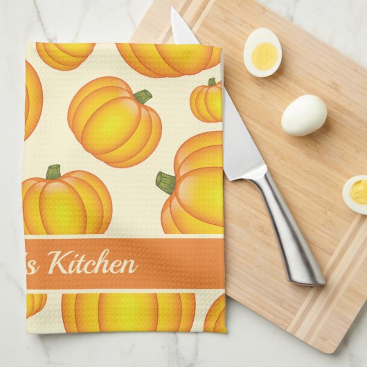 オレンジ色のカボチャ模様およびカスタム文字 キッチンタオル (四つ折り)