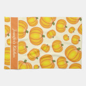 オレンジ色のカボチャ模様およびカスタム文字 キッチンタオル (横)