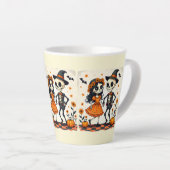 オレンジ色のキュートなハロウィンスケルトンカップル カフェラテマグ (右アングル)