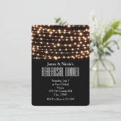 オレンジ色のグローストリングライトリハーサルディナーカード 招待状 (スタンド正面)