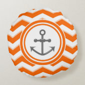 オレンジ色のシェブロンといかりのセーリングパターン ラウンドクッション (裏面)
