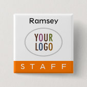 オレンジ色のスタッフピンバックバッジ(ロゴ付き四角いボタン) 缶バッジ (正面)