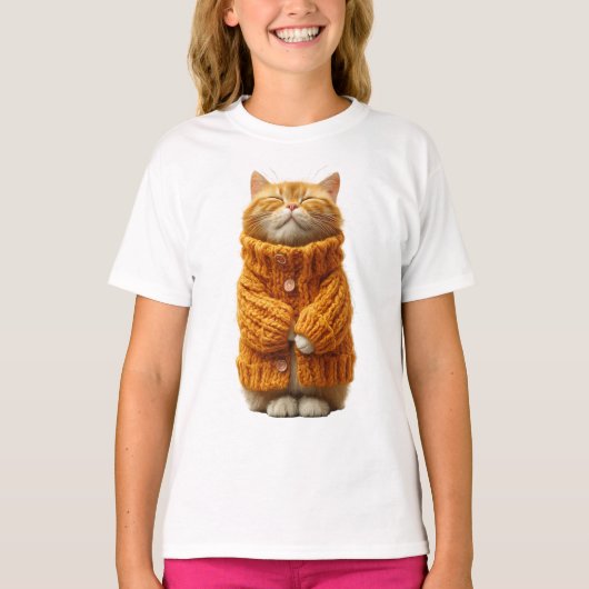 オレンジ色のセーターを着たかわいい茶トラの子猫 キッズ Tシャツ (正面)