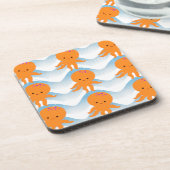 オレンジ色のタコと青い波のパターン コースター (左側)