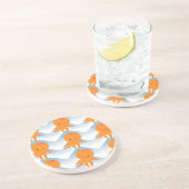 オレンジ色のタコと青い波のパターン コースター (側面)