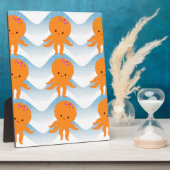 オレンジ色のタコと青い波のパターン フォトプラーク (側面)