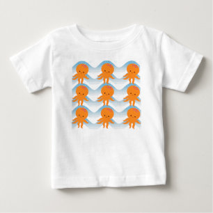 オレンジ色のタコと青い波のパターン ベビーTシャツ