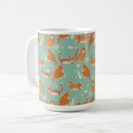 オレンジ色のタビー猫が物を倒す コーヒーマグカップ (正面左)