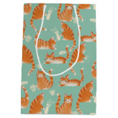 オレンジ色のタビー猫が物を倒す ミディアムペーパーバッグ (裏面)