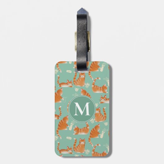 オレンジ色のタビー猫が物を倒す ラゲッジタグ (裏面縦)