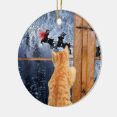 オレンジ色のタビー猫の赤いドットクリスマス セラミックオーナメント (左)