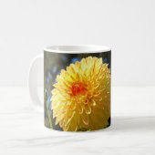 オレンジ色のダリアの花 コーヒーマグカップ 日向 (正面左)