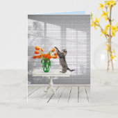 オレンジ色のチューリップの名前のデイカード付きの猫 カード (黄色い花)