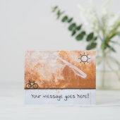 オレンジ色のテクスチャにサンシャインと自転車のデザイン ポストカード (スタンド正面)