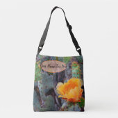 オレンジ色のトゲのナシのサボテンの花の写真 クロスボディバッグ (裏面)