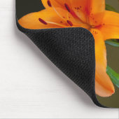 オレンジ色のトラのユリと芽の写真 マウスパッド (コーナー)