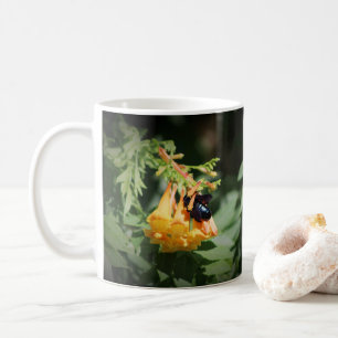 オレンジ色のノウゼンカズラの花に止まる黒い蜂 コーヒーマグカップ