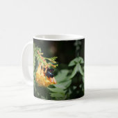 オレンジ色のノウゼンカズラの花に止まる黒い蜂 コーヒーマグカップ (正面左)