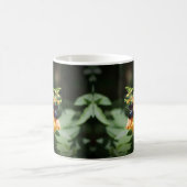 オレンジ色のノウゼンカズラの花に止まる黒い蜂 コーヒーマグカップ (中央)