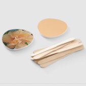 オレンジ色のハイビスカスの花がついたハンドファン ハンドファン (組立なし)