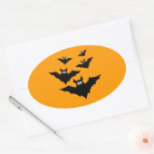 オレンジ色のハロウィンのかわいい黒いコウモリ 楕円形シール (封筒)