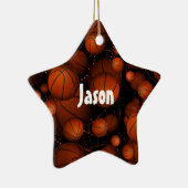 オレンジ色のバスケットボールはどこでも反射して名前の黒 セラミックオーナメント (右)