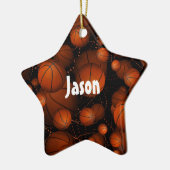 オレンジ色のバスケットボールはどこでも反射して名前の黒 セラミックオーナメント (左)