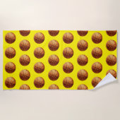 オレンジ色のバスケットボールパターン ビーチタオル (正面)