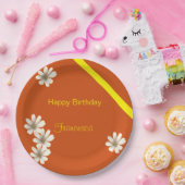 オレンジ色のバックグラウンドの誕生日を持つ白色フローラ ペーパープレート (パーティー)